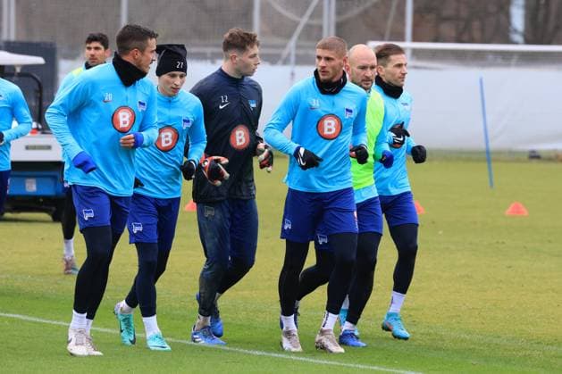 DEU, DFL, 2. FBL Hertha BSC, Training, 04.01.2024, Sportforum, Berlin, DEU, DFL, 2. FBL Hertha BSC, Training, im Bild Auslauftraining, auslaufen, Marc-Oliver Kempf (Hertha BSC Berlin 20), Tjark Ernst (Hertha BSC Berlin 12), Toni Leistner (Hertha BSC Berlin 37), Palko Dardai (Hertha BSC Berlin 27), Peter Pekarik (Hertha BSC Berlin 2) DFL - regulations prohibit any use of Photographs as image sequences and or quasi-video Foto: Juergen Engler nordphoto GmbH