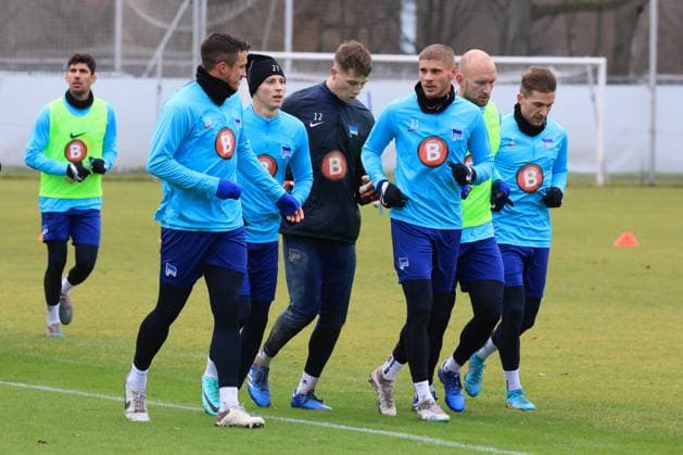 DEU, DFL, 2. FBL Hertha BSC, Training, 04.01.2024, Sportforum, Berlin, DEU, DFL, 2. FBL Hertha BSC, Training, im Bild Auslauftraining, auslaufen, Marc-Oliver Kempf (Hertha BSC Berlin 20), Tjark Ernst (Hertha BSC Berlin 12), Toni Leistner (Hertha BSC Berlin 37), Palko Dardai (Hertha BSC Berlin 27), Peter Pekarik (Hertha BSC Berlin 2) DFL - regulations prohibit any use of Photographs as image sequences and or quasi-video Foto: Juergen Engler nordphoto GmbH