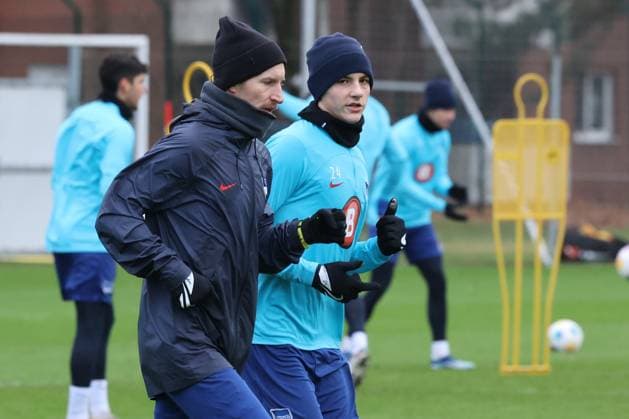 DEU, DFL, 2. FBL Hertha BSC, Training, 04.01.2024, Sportforum, Berlin, DEU, DFL, 2. FBL Hertha BSC, Training, im Bild warmlaufen, Aufwaermtraining, Bence Dardai (Hertha BSC Berlin 24), Fitnesstrainer Hendrik Vieth (Hertha BSC) DFL - regulations prohibit any use of Photographs as image sequences and or quasi-video Foto: Juergen Engler nordphoto GmbH