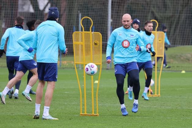 DEU, DFL, 2. FBL Hertha BSC, Training, 04.01.2024, Sportforum, Berlin, DEU, DFL, 2. FBL Hertha BSC, Training, im Bild Toni Leistner (Hertha BSC Berlin 37), Haris Tabakovic (Hertha BSC Berlin 25) DFL - regulations prohibit any use of Photographs as image sequences and or quasi-video Foto: Juergen Engler nordphoto GmbH