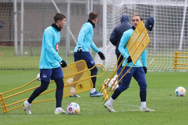 DEU, DFL, 2. FBL Hertha BSC, Training, 04.01.2024, Sportforum, Berlin, DEU, DFL, 2. FBL Hertha BSC, Training, im Bild Michat Karbownik (Hertha BSC Berlin 6), Gustav Christensen (Hertha BSC Berlin 26) DFL - regulations prohibit any use of Photographs as image sequences and or quasi-video Foto: Juergen Engler nordphoto GmbH