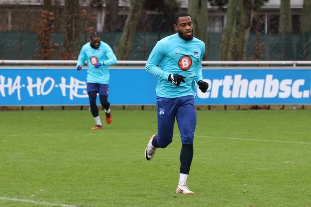 DEU, DFL, 2. FBL Hertha BSC, Training, 04.01.2024, Sportforum, Berlin, DEU, DFL, 2. FBL Hertha BSC, Training, im Bild Myziane Maolida (Hertha BSC Berlin 15), Deyovaisio Zeefuik (Hertha BSC Berlin 34) DFL - regulations prohibit any use of Photographs as image sequences and or quasi-video Foto: Juergen Engler nordphoto GmbH