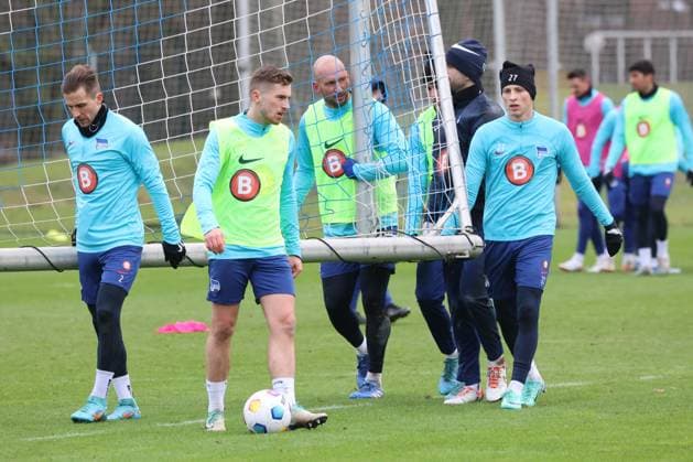 DEU, DFL, 2. FBL Hertha BSC, Training, 04.01.2024, Sportforum, Berlin, DEU, DFL, 2. FBL Hertha BSC, Training, im Bild Tortraeger, Jonjoe Kenny (Hertha BSC Berlin 16), Toni Leistner (Hertha BSC Berlin 37), Palko Dardai (Hertha BSC Berlin 27), Peter Pekarik (Hertha BSC Berlin 2) DFL - regulations prohibit any use of Photographs as image sequences and or quasi-video Foto: Juergen Engler nordphoto GmbH