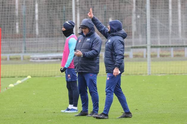 DEU, DFL, 2. FBL Hertha BSC, Training, 04.01.2024, Sportforum, Berlin, DEU, DFL, 2. FBL Hertha BSC, Training, im Bild Cheftrainer Pal Dardai (Hertha BSC Berlin), Co-Trainer Admir Hamzagic (Hertha BSC Berlin), Jeremy Dudziak (Hertha BSC Berlin 19) DFL - regulations prohibit any use of Photographs as image sequences and or quasi-video Foto: Juergen Engler nordphoto GmbH