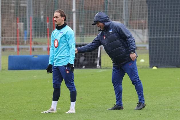 DEU, DFL, 2. FBL Hertha BSC, Training, 04.01.2024, Sportforum, Berlin, DEU, DFL, 2. FBL Hertha BSC, Training, im Bild Cheftrainer Pal Dardai (Hertha BSC Berlin), Michat Karbownik (Hertha BSC Berlin 6) DFL - regulations prohibit any use of Photographs as image sequences and or quasi-video Foto: Juergen Engler nordphoto GmbH