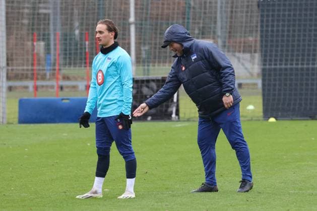 DEU, DFL, 2. FBL Hertha BSC, Training, 04.01.2024, Sportforum, Berlin, DEU, DFL, 2. FBL Hertha BSC, Training, im Bild Cheftrainer Pal Dardai (Hertha BSC Berlin), Michat Karbownik (Hertha BSC Berlin 6) DFL - regulations prohibit any use of Photographs as image sequences and or quasi-video Foto: Juergen Engler nordphoto GmbH