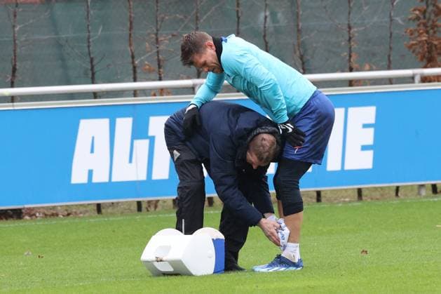 Sport Bilder des Tages DEU, DFL, 2. FBL Hertha BSC, Training, 04.01.2024, Sportforum, Berlin, DEU, DFL, 2. FBL Hertha BSC, Training, im Bild Florian Niederlechner (Hertha BSC Berlin 7), verletzt DFL - regulations prohibit any use of Photographs as image sequences and or quasi-video Foto: Juergen Engler nordphoto GmbH