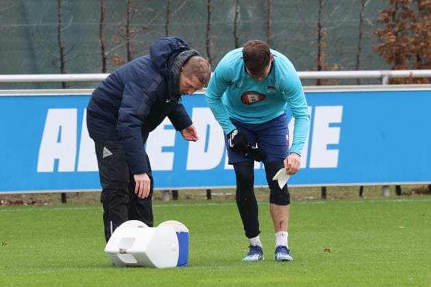 DEU, DFL, 2. FBL Hertha BSC, Training, 04.01.2024, Sportforum, Berlin, DEU, DFL, 2. FBL Hertha BSC, Training, im Bild Florian Niederlechner (Hertha BSC Berlin 7), verletzt DFL - regulations prohibit any use of Photographs as image sequences and or quasi-video Foto: Juergen Engler nordphoto GmbH