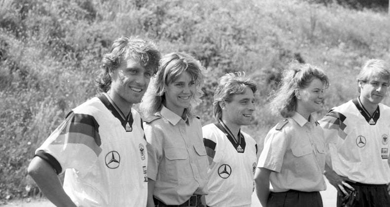 26.05.92 DFB Fototermin Deutschland, Malente, 26.05.1992, Fussball, DFB Deutschland Fototermin in Malente: v.l. Thomas Doll, Thomas Häßler, Jürgen Klinsmann mit Polizei Polizistinnen Frauen Damen. *** 26 05 92 DFB photo session Germany, Malente, 26 05 1992, Soccer, DFB Germany photo session in Malente f l Thomas Doll, Thomas Häßler, Jürgen Klinsmann with police policewomen women ladies