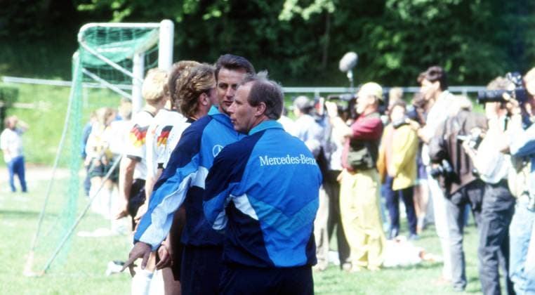 26.05.92 DFB Fototermin Deutschland, Malente, 26.05.1992, Fussball, DFB Deutschland Fototermin in Malente: v.l. Rainer Bonhof (Co-Trainer), Berti Vogts (Trainer). *** 26 05 92 DFB photo session Germany, Malente, 26 05 1992, Soccer, DFB Germany photo session in Malente f l Rainer Bonhof Co Coach , Berti Vogts Coach