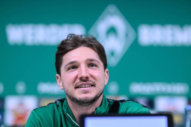 GER, 1.FBL, Werder Bremen Mixedzone 04.01.2024, Pressekonferenzraum, Bremen, GER, 1.FBL, Werder Bremen Mixedzone Mixedzone Niklas Stark (Werder Bremen 04); ; am Podium im Medienraum sitzend während einer Mixed Zone.