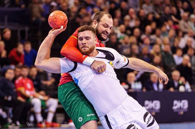Sport Themen der Woche KW01 Sport Bilder des Tages Daymaro Salina (Portugal, 15), Johannes Golla (Deutschland, 04) GER, Deutschland vs. Portugal, Handball, Laenderspiel, Testspiel, 04.01.2024 GER, Deutschland vs. Portugal, Handball, Laenderspiel, Testspiel, 04.01.2024 Flensburg *** Daymaro Salina Portugal, 15 , Johannes Golla Germany, 04 GER, Germany vs Portugal, handball, international match, test match, 04 01 2024 GER, Germany vs Portugal, handball, international match, test match, 04 01 2024 Flensburg Copyright: xEibner-Pressefoto MarcelxvonxFehrnx EP_MFN
