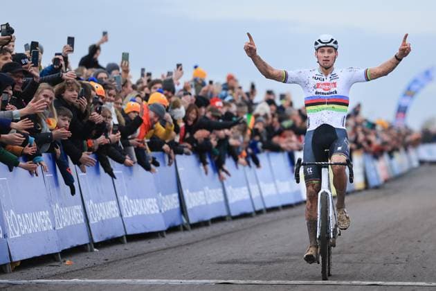 Bilder des Jahres 2024, Sport 01 Januar Sport Themen der Woche KW01 240104 Men™s Cyclo Cross Duinencross X2O Mathieu Van Der Poel team Alpecin-Decuninck wins the the men™s Duinencross-Koksijde Cyclo-Cross in Koksijde, Belgium, season 2023 - 2024 on January 4, 2024in Koksijde, Belgium (Photo by Frank ABBELOOS Isosport) KOKSIJDE BELGIUM  Copyright: xx 428490