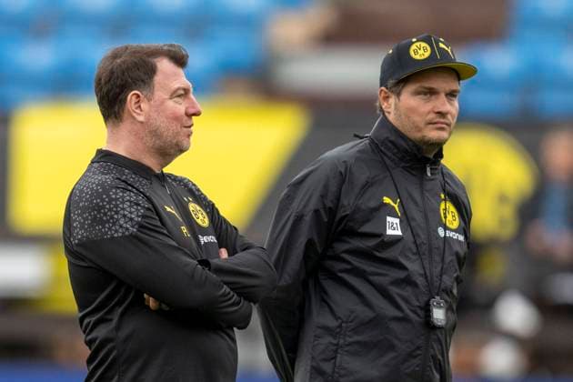 Fußball: 1. Bundesliga, Saison 2023 2024, Trainingslager von Borussia Dortmund am 04.01.2024 in Marbella (Spanien). Mentaltrainer und Sportpsychologe Philipp Laux (l.) und Trainer Edin Terzic beobachten das Training. Copyright: xDavidxInderliedx