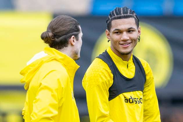 Sport Themen der Woche KW01 Sport Bilder des Tages Fußball: 1. Bundesliga, Saison 2023 2024, Trainingslager von Borussia Dortmund am 04.01.2024 in Marbella (Spanien). Marcel Sabitzer (l.) spricht mit Paris Brunner. *** Soccer 1 Bundesliga, 2023 2024 season, Borussia Dortmund training camp on 04 01 2024 in Marbella Spain Marcel Sabitzer l talks to Paris Brunner Copyright: xDavidxInderliedx