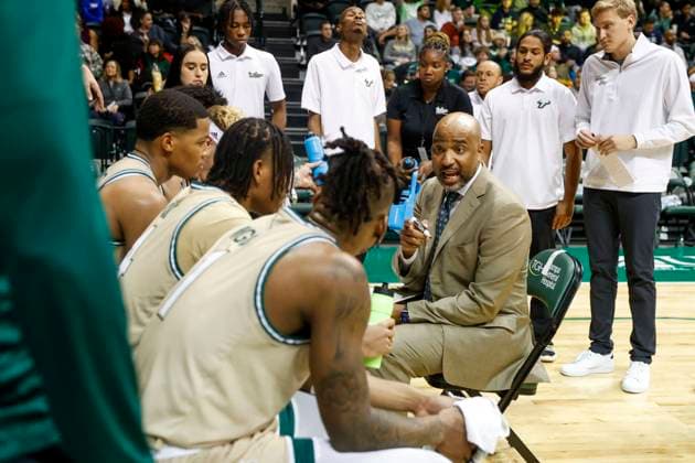 January 4, 2024, Tampa, Florida, USA: South Florida Bulls head coach Amir Abdur-Rahim instructs players before second half against the Temple Owls at Yuengling Center in Tampa on Thursday, Jan. 4, 2024. Tampa USA - ZUMAs70_ 20240104_zan_s70_053 Copyright: xIvyxCeballox - ZUMA0383 0383358474st Copyright: xIMAGO IvyxCeballox