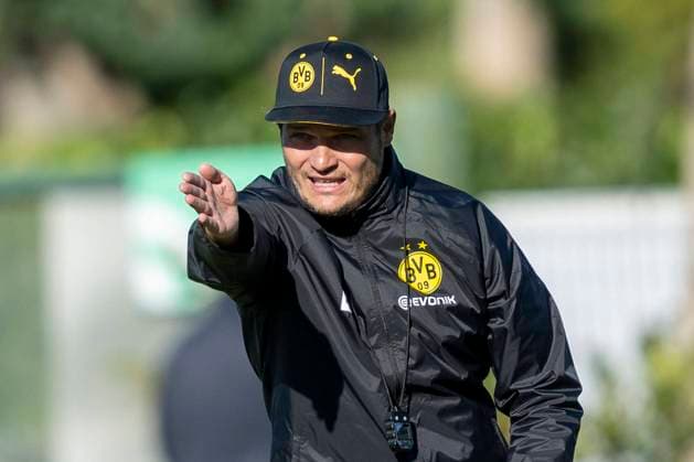 Sport Bilder des Tages Fußball: 1. Bundesliga, Saison 2023 2024, Trainingslager von Borussia Dortmund am 05.01.2024 in Marbella (Spanien). Trainer Edin Terzic gibt Anweisungen. *** Soccer 1 Bundesliga, 2023 2024 season, Borussia Dortmund training camp on 05 01 2024 in Marbella Spain Coach Edin Terzic gives instructions Copyright: xDavidxInderliedx