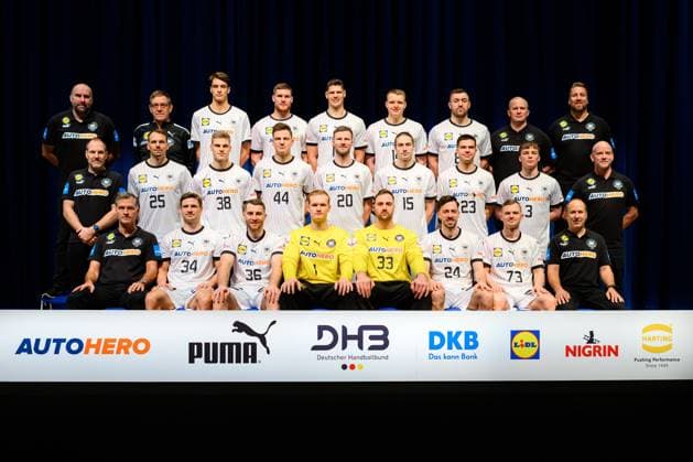 Handball, Herren: Deutschland - Pressekonferenz - Medientermin Hinten von links: Co-Trainer Erik Wudtke, Bundestrainer Alfred Gislason, Julian Köster, Johannes Golla, Sebastian Heymann, Justus Fischer, Jannik Kohlbacher, Bundestrainer Athletik Dr. Simon Overkamp, Teammanager Oliver Roggisch Mitte: Torwarttrainer Mattias Andersson, Kai Häfner, Martin Hanne, Christoph Steinert, Philipp Weber, Juri Knorr, Renars Uscins, Nils Lichtlein, Mannschaftsarzt Dr. Philip Lübke Vorn: Physiotherapeut Peter Gräschus, Rune Dahmke, Lukas Mertens, David Späth, Andreas Wolff, Patrick Groetzki, Timo Kastening, Physiotherapeut Bernd Götzenberger Brunsbüttel Elbforum Deutschland