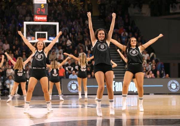 die Cheergirls der Towers bei einer ihrer Showeinlagen Basketball Herren BBL Bundesliga am Sa 18.11.2023 Hamburg Towers - Baskets Bamberg 94 - 90