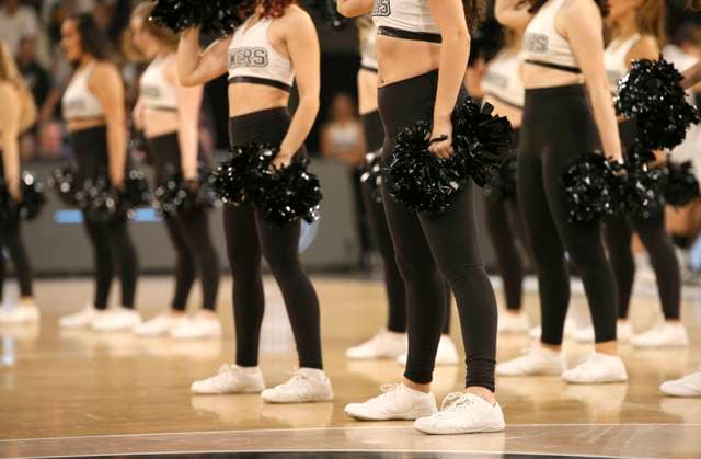 die Cheergirls der Towers bei einer ihrer Showeinlagen Basketball Herren BBL Bundesliga am Sa 18.11.2023 Hamburg Towers - Baskets Bamberg 94 - 90