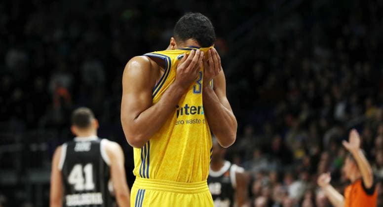 Sport Themen der Woche KW01 Sport Bilder des Tages Johannes Thiemann Aktion Oberkörper Basketball Euroleague EL Herren 19. Spieltag Saison 2023 2024 05.01.2024 ALBA Berlin vs Virtus Bologna *** Johannes Thiemann Action Upper Body Sport Basketball Euroleague EL Men 19 Matchday Season 2023 2024 05 01 2024 ALBA Berlin vs Virtus Bologna