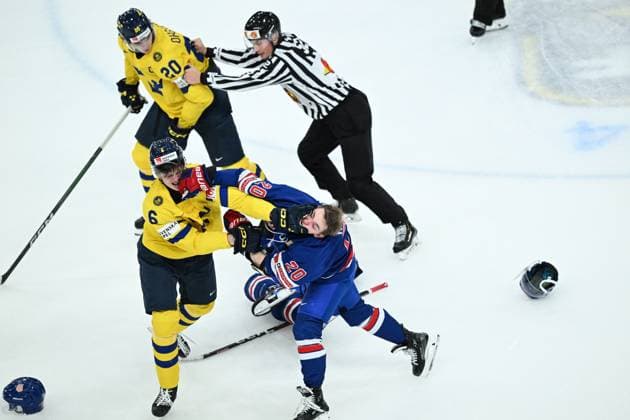 Bilder des Jahres 2024, Sport 01 Januar Sport Themen der Woche KW01 Sport Bilder des Tages GOTHENBURG, SWEDEN 20240105 Fight between Sweden s Anton Johansson and USA s Lane Hutson, referee pushes Sweden s Liam Öhgren 20 during the IIHF World Junior Championship Ice hockey, Eishockey final between USA and Sweden at Scandinavium in Gothenburg, Sweden January 5, 2024. GOTHENBURG SWEDEN x9200x *** GOTHENBURG, SWEDEN 20240105 Fight between Sweden s Anton Johansson and USA s Lane Hutson, referee pushes Sweden s Liam Öhgren 20 during the IIHF World Junior Championship ice hockey final between USA and Sweden at Scandinavium in Gothenburg, Sweden January 5, 2024 GOTHENBURG SWEDEN x9200x  Copyright: xBjörnxLarssonxRosvall TT TTx IIHF World Junior Championship 23-24 final USA-Sweden