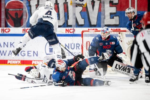 Sport Themen der Woche KW01 Sport Bilder des Tages 05.01.2024 - Eishockey - Saison 2023 2024 - Penny DEL - Nürnberg Ice Tigers Icetigers - Adler Mannheim - ThHa - xthxhax - Korbinian Holzer (4, Adler Mannheim ) Markus Hännikäinen Haennikaeinen (33, Adler Mannheim ) Hayden Shaw (82, Nürnberg Ice Tigers, Nuernberg Ice Tigers ) Niklas Treutle (31, Nürnberg Ice Tigers, Nuernberg Ice Tigers ) *** 05 01 2024 Ice Hockey Season 2023 2024 Penny DEL Nuremberg Ice Tigers Icetigers Adler Mannheim ThHa xthxhax Korbinian Holzer 4, Adler Mannheim Markus Hännikäinen Haennikaeinen 33, Adler Mannheim Hayden Shaw 82, Nuremberg Ice Tigers, Nuernberg Ice Tigers Niklas Treutle 31, Nuremberg Ice Tigers, Nuernberg Ice Tigers