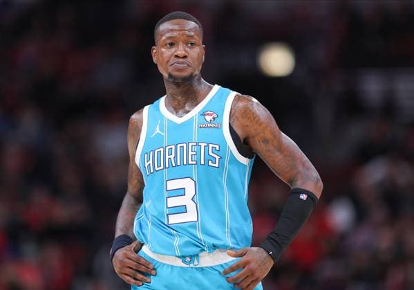 CHICAGO, IL - JANUARY 05: Terry Rozier 3 of the Charlotte Hornets looks on during the second half against the Chicago Bulls at United Center on January 05, 2024 in Chicago, Illinois. (Photo by Melissa Tamez Icon Sportswire) NBA, Basketball Herren, USA JAN 05 Hornets at Bulls EDITORIAL USE ONLY Icon24010553