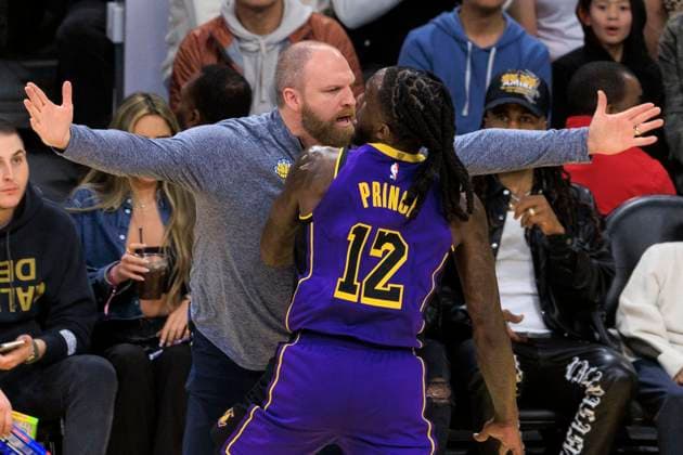 Sport Themen der Woche KW01 Sport Bilder des Tages January 5, 2024, Los Angeles, California, USA: Head coach, Taylor Jenkins of the Memphis Grizzlies gets a technical after disputing a call and running unto the court pushing Taurean Prince 12 of the Los Angeles Lakers during their NBA, Basketball Herren, USA game on Friday January 5, 2024 at Crypto.com Arena in Los Angeles, California. JAVIER ROJAS PI Los Angeles USA - ZUMAp124 20240105_zaa_p124_019 Copyright: xJavierxRojasx