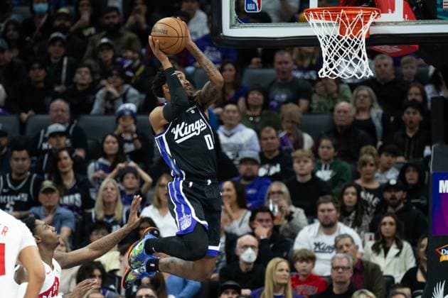 Sport Themen der Woche KW01 Sport Bilder des Tages January 5, 2024, Sacramento, California, USA: Sacramento Kings guard MALIK MONK (0) dunks the ball over Toronto Raptors guard RJ BARRETT (9) during an NBA, Basketball Herren, USA game at Golden 1 Center on Friday. Sacramento USA - ZUMAj89_ 20240105_zaf_j89_018 Copyright: xPaulxKitagakixJr.x