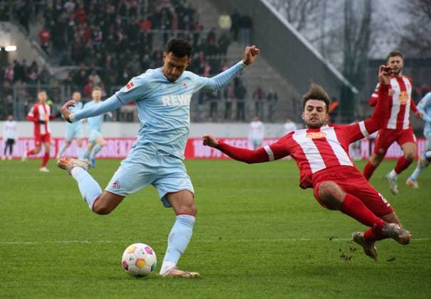 Sport Themen der Woche KW01 06.01.2024, xgrfx, Fussball Testspiel , Rot-Weiß Essen - 1. FC Köln emspor, v.l. Davie Selke (1.FC Köln), MJose Enrique Rios-Alonso (Rot-Weiss Essen) (DFL DFB REGULATIONS PROHIBIT ANY USE OF PHOTOGRAPHS as IMAGE SEQUENCES and or QUASI-VIDEO) Essen *** 06 01 2024, xgrfx, football test match , Rot Weiß Essen 1 FC Köln emspor, v l Davie Selke 1 FC Köln , MJose Enrique Rios Alonso Rot Weiss Essen DFL DFB REGULATIONS PROHIBIT ANY USE OF PHOTOGRAPHS as IMAGE SEQUENCES and or QUASI VIDEO Essen