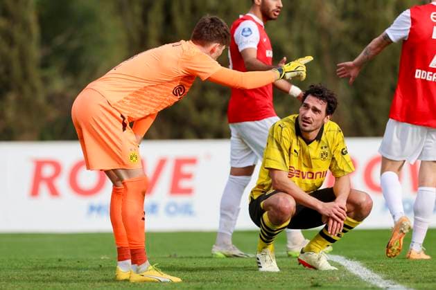Sport Themen der Woche KW01 Torhueter Gregor Kobel (Borussia Dortmund) und Mats Hummels (Borussia Dortmund) unterhalten sich, Friendly match, Borussia Dortmund vs AZ Alkmaar, Banus Football Center, 06.01.2024, Marbella, Spain. *** Goalkeeper Gregor Kobel Borussia Dortmund and Mats Hummels Borussia Dortmund talk, Friendly match, Borussia Dortmund vs AZ Alkmaar, Banus Football Center, 06 01 2024, Marbella, Spain