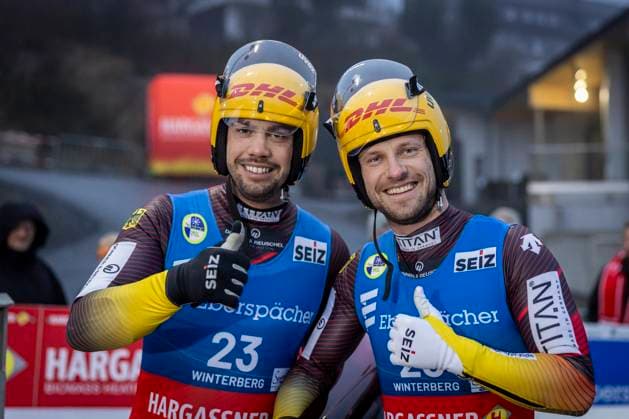 Sport Themen der Woche KW01 Sport Bilder des Tages EBERSPÄCHER Rodel Weltcup; Winterberg, 06.01.2024 Herren-Doppelsitzer, Tobias Wendl, Tobias Arlt (GER) freuen sich über ihren neuen Bahnrekord und Platz 2; EBERSPÄCHER Rodel Weltcup am 06.01.24 in der Veltins EisArena in Winterberg (Deutschland). *** EBERSPÄCHER Luge World Cup Winterberg, 06 01 2024 Mens doubles, Tobias Wendl, Tobias Arlt GER are happy about their new track record and 2nd place EBERSPÄCHER Luge World Cup on 06 01 24 in the Veltins EisArena in Winterberg Germany Copyright: xBEAUTIFULxSPORTS AxelxKohringx