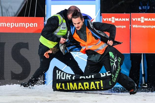 Sport Themen der Woche KW01 Sport Bilder des Tages Ski jumping, Skispringen, Ski, nordisch - FIS WC Bischofshofen BISCHOFSHOFEN,AUSTRIA,06.JAN.24 - NORDIC SKIING, SKI JUMPING - FIS World Cup, Four Hills Tournament, large hill, men. Image shows a protester.  GEPAxpictures xThomasxBachun
