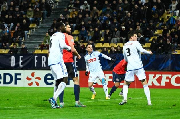 Kevin Gameiro ( 9 - Strasbourg ) scores a goal during the French Cup match between Avoine OCC and RC Strasbourg Alsace at Stade de la Vallee du Cher on January 06, 2024 in Tours, France. ( Photo by federico pestellini panoramic ) - FOOTBALL : Avoine vs Strasbourg - Coupe de France - 06 01 2024 FedericoPestellini Panoramic 