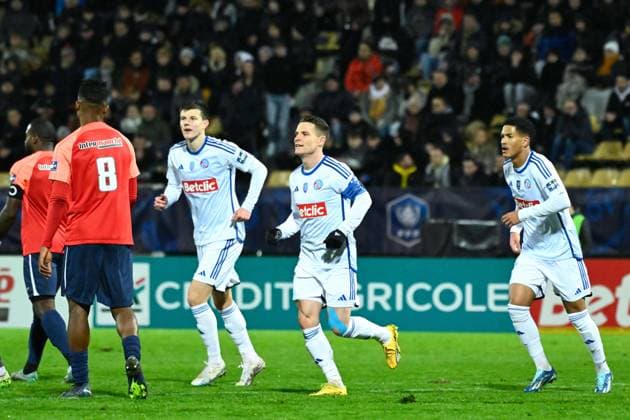Kevin Gameiro ( 9 - Strasbourg ) celebrates with teammates during the French Cup match between Avoine OCC and RC Strasbourg Alsace at Stade de la Vallee du Cher on January 06, 2024 in Tours, France. ( Photo by federico pestellini panoramic ) - FOOTBALL : Avoine vs Strasbourg - Coupe de France - 06 01 2024 FedericoPestellini Panoramic 