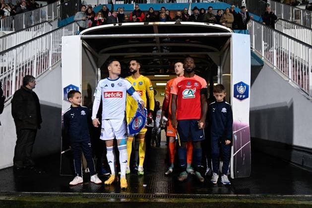 Kevin Gameiro ( 9 - Strasbourg ) and Alaa BELLAAROUCH ( 1 - Strasbourg ) during the line up before the French Cup match between Avoine OCC and RC Strasbourg Alsace at Stade de la Vallee du Cher on January 06, 2024 in Tours, France. ( Photo by federico pestellini panoramic ) - FOOTBALL : Avoine vs Strasbourg - Coupe de France - 06 01 2024 FedericoPestellini Panoramic 