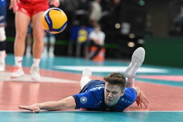 Sport Themen der Woche KW01 Sport Bilder des Tages Volleyball I Herren I 2023-2024 I Bundesliga I 11. Spieltag I SVG Lüneburg - WWK Volleys Herrsching I 6.1.2024 Theo Mohwinkel (8, SVG Lüneburg) mit dem Pancake - der Punkt geht nach WWK Volleys Herrsching Lüneburg LKH Arena Niedersachsen Deutschland *** Volleyball I Men I 2023 2024 I Bundesliga I 11 Matchday I SVG Lüneburg WWK Volleys Herrsching I 6 1 2024 Theo Mohwinkel 8, SVG Lüneburg with the pancake the point goes to WWK Volleys Herrsching Lüneburg LKH Arena Niedersachsen Germany Copyright: xLobeca AndreasxHannigx