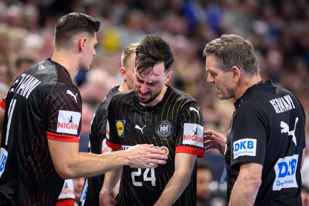 Sport Themen der Woche KW01 Sport Bilder des Tages Handball Mannheim 06.01.2024 Nationalmannschaft Länderspiel Männer Herren Testspiel Vorbereitung zur EM 2024 Deutschland (GER) - Portugal (POR) Patrick Groetzki (Deutschland, No.24) verletzt sich Alfred Gislason (Deutschland, Trainer) Sebastian Heymann (Deutschland, No.11) *** Handball Mannheim 06 01 2024 National team International match Men Men Test match Preparation for European Championship 2024 Germany GER Portugal POR Patrick Groetzki Germany, No 24 injured Alfred Gislason Germany, coach Sebastian Heymann Germany, No 11
