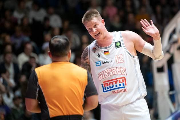 Sport Themen der Woche KW01 Sport Bilder des Tages BARMER 2. Basketball Bundesliga ProA Saison 2023 2024 16. Spieltag am 06.01.2024 Medipolis SC Jena vs JobStairs GIESSEN 46ers rechts Robin Benzing (Giessen) im energischen Austausch mit dem Schiedsrichter, unzufrieden Sparkassen Arena *** BARMER 2 Basketball Bundesliga ProA Season 2023 2024 16 Matchday on 06 01 2024 Medipolis SC Jena vs JobStairs GIESSEN 46ers right Robin Benzing Giessen in an energetic exchange with the referee, dissatisfied Sparkassen Arena