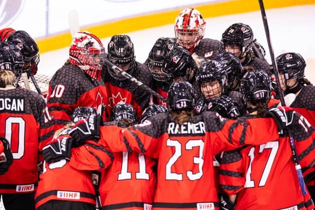 Eishockey, U18 WM Frauen, Kanada - Deutschland 06.01.2024, Zug, BOSSARD Arena, U18 Women World Cup: Canada - Germany, Canada squad before the match. 30 goalkeeper Hannah Clark (Canada), 6 Charlotte Pieckenhagen (Canada) Copyright: xJustPictures.ch VedranxGalijasx