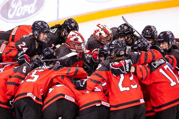Eishockey, U18 WM Frauen, Kanada - Deutschland 06.01.2024, Zug, BOSSARD Arena, U18 Women World Cup: Canada - Germany, Canada squad before the match. 30 goalkeeper Hannah Clark (Canada) Copyright: xJustPictures.ch VedranxGalijasx