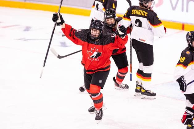 Eishockey, U18 WM Frauen, Kanada - Deutschland 06.01.2024, Zug, BOSSARD Arena, U18 Women World Cup: Canada - Germany, 14 Sienna D alessandro (Canada) celebrates her goal (1:0) Copyright: xJustPictures.ch VedranxGalijasx