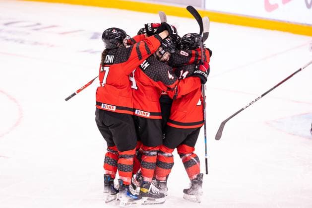 Eishockey, U18 WM Frauen, Kanada - Deutschland 06.01.2024, Zug, BOSSARD Arena, U18 Women World Cup: Canada - Germany, 14 Sienna D alessandro (Canada) celebrates her goal with team (1:0) Copyright: xJustPictures.ch VedranxGalijasx