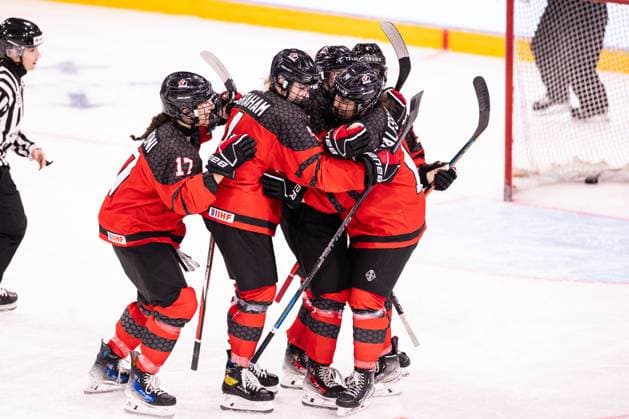 Eishockey, U18 WM Frauen, Kanada - Deutschland 06.01.2024, Zug, BOSSARD Arena, U18 Women World Cup: Canada - Germany, 14 Sienna D alessandro (Canada) celebrates her goal with team (1:0) Copyright: xJustPictures.ch VedranxGalijasx