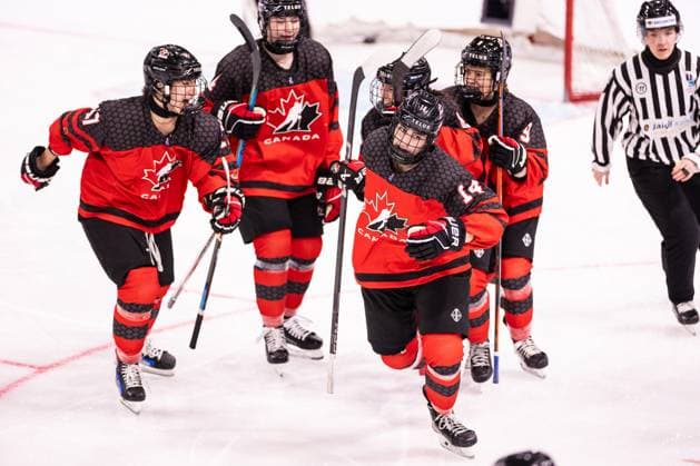 Eishockey, U18 WM Frauen, Kanada - Deutschland 06.01.2024, Zug, BOSSARD Arena, U18 Women World Cup: Canada - Germany, 14 Sienna D alessandro (Canada) celebrates her goal with team (1:0) Copyright: xJustPictures.ch VedranxGalijasx