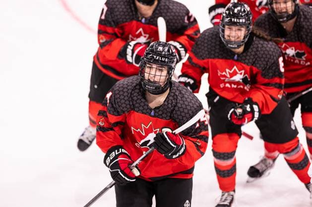Eishockey, U18 WM Frauen, Kanada - Deutschland 06.01.2024, Zug, BOSSARD Arena, U18 Women World Cup: Canada - Germany, 14 Sienna D alessandro (Canada) celebrates her goal with team (1:0) Copyright: xJustPictures.ch VedranxGalijasx