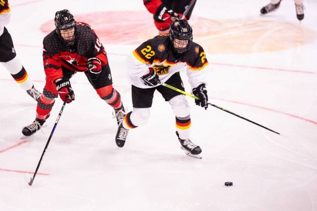 Eishockey, U18 WM Frauen, Kanada - Deutschland 06.01.2024, Zug, BOSSARD Arena, U18 Women World Cup: Canada - Germany, 22 Lara Georgi (Germany) against 10 Reese Logan (Canada) Copyright: xJustPictures.ch VedranxGalijasx