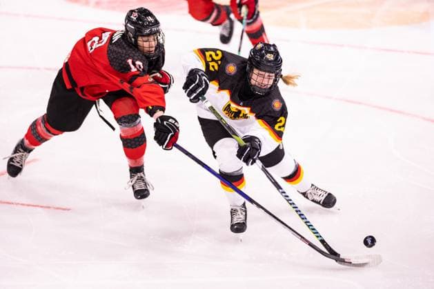Eishockey, U18 WM Frauen, Kanada - Deutschland 06.01.2024, Zug, BOSSARD Arena, U18 Women World Cup: Canada - Germany, 22 Lara Georgi (Germany) against 10 Reese Logan (Canada) Copyright: xJustPictures.ch VedranxGalijasx