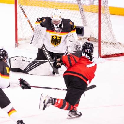 Eishockey, U18 WM Frauen, Kanada - Deutschland 06.01.2024, Zug, BOSSARD Arena, U18 Women World Cup: Canada - Germany, 29 goalkeeper Hannah Loist (Germany) saves against 7 Mackenzie Alexander (Canada) Copyright: xJustPictures.ch VedranxGalijasx